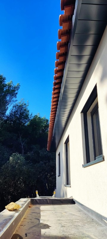 Fabrication et pose de sous-faces  aluminium pour débords de toiture en couleur 7016 avec bandeaux en 10/10 d'épaisseur 