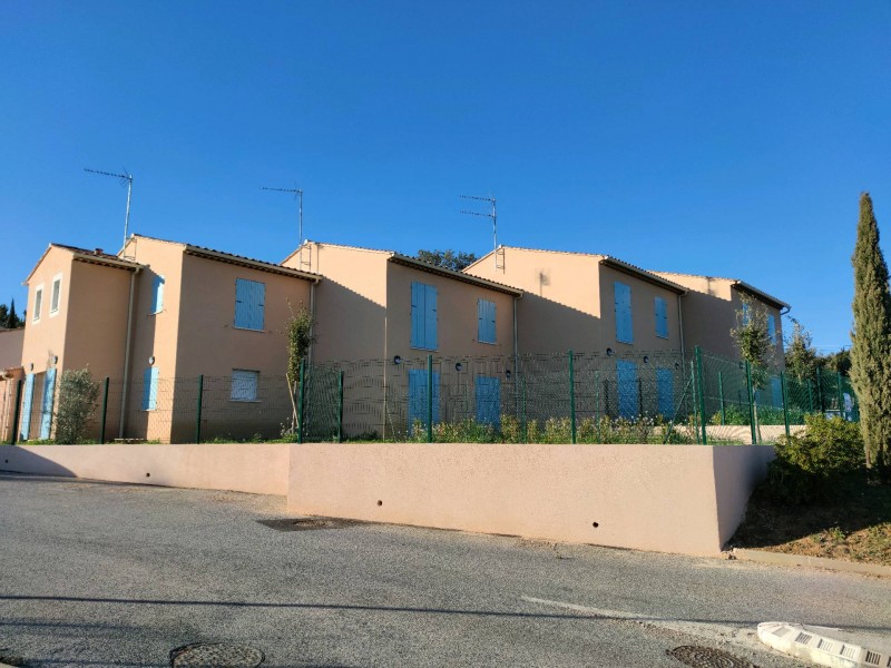Chantier gouttières et descentes aluminium couleur ivoire sur toute une résidence à Istres 13800