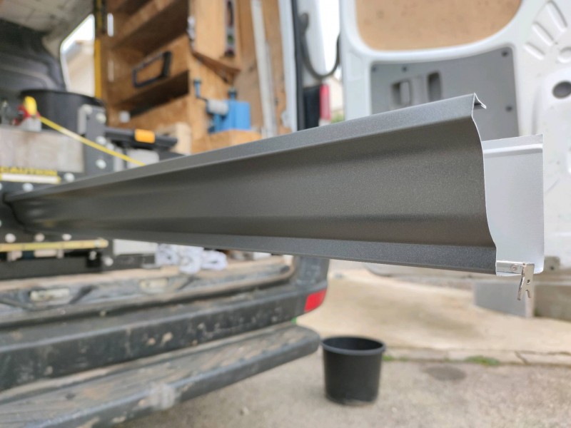 Dans le Gard ( BELLEGARDE) Changement des gouttières en PVC pour  de l'aluminium couleur noir sablée
