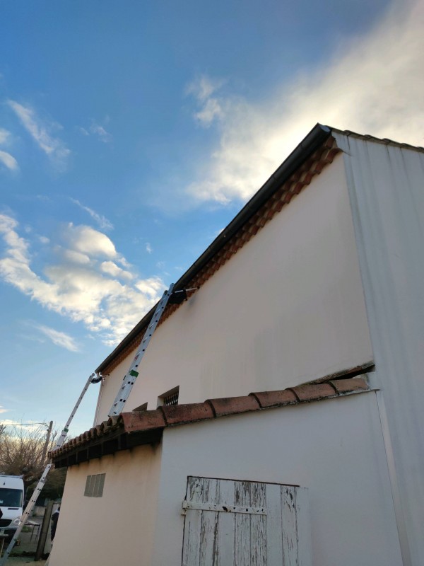 Remplacement d'une gouttière en zinc pour de l'aluminium couleur ivoire RAL 1015 à Arles